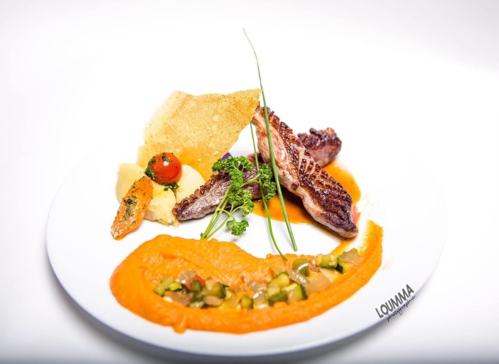Magret de canard rôti, crémeux de patate douce et jus au miel de romarin Magret de canard rôti, crémeux de patate douce et jus au miel de romarin