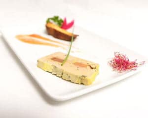 Mi-cuit-de-foie-gras-a-la-pate-de-coings-300 Magret de canard rôti, crémeux de patate douce et jus au miel de romarin