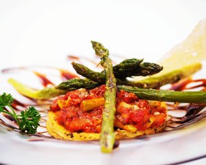 Tartelette-au-concasse-de-tomates,-asperges-gratinees-au-parmesan-et-dentelle-de-parmigiano-300- Magret de canard rôti, crémeux de patate douce et jus au miel de romarin