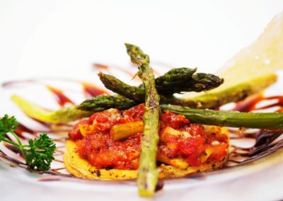 Tartelette au concassé de tomates, asperges gratinées au parmesan et dentelle de parmigiano